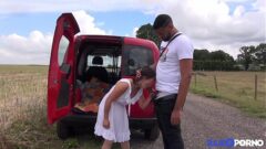 Mamuśki asiatique enculée à l’arrière de la camionnette [Full Video]